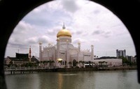 Pengunjung yang datang ke sini dapat berfoto dengan latar belakang replika perahu dan masjid serta air kolam dalam satu frame. Itu hanya bisa dilakukan dari luar masjid yang dikelilingi pagar setinggi sekitar 1 meter (Iqbal/detikTravel)