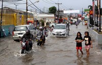 Sejumlah pengendara nekat melewati banjir setinggi 50 cm di Jalan Raden Saleh, Kelurahan Karang Mulya, Kecamatan Karang Tengah, Tangerang. Nizar Ramadika/detikFoto.