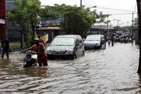 Seorang pengendara mendorong motornya yang mogok. Nizar Ramadika/detikFoto.