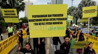 Mereka membentangkkan spanduk dan poster ketika melakukan aksi jalan mundur tersebut.