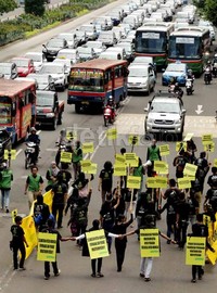 Aksi ini membuat arus lalu lintas di Thamrin tersendat.