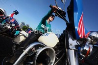 Berbagai atraksi ditunjukkan para polisi cantik ini di atas moge.