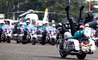 Bahkan tiduran di kendaraan roda tersebut.