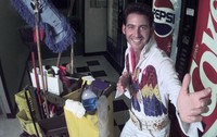 Paul Kevin Curtis berprofesi sebagai seorang entertainer. Paul, kerap tampil di panggung dengan menirukan sejumlah musisi, seperti raja rock and roll, Elvis Presley,  Buddy Holly dan Kid Rock. REUTERS/Northeast Mississippi Daily Journal.
