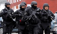Tim SWAT terus memburu Dzhokhar A Tsarnaev. Saat peristiwa terjadi Dzhokhar A Tsarnaev memakai topi putih, sementara Tamerlan Tsarnaev memakai topi berwarna hitam. Reuters/Jessica Rinaldi.