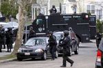 SWAT Buru Tersangka Bom Boston