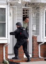 SWAT Buru Tersangka Bom Boston