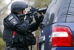 SWAT Buru Tersangka Bom Boston