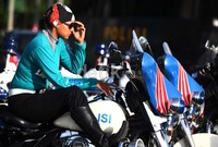 Sementara Polwan cantik ini bergaya di atas Moge.