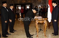 Ketua DPR RI Marzuki Alie menyaksikan penandatangan surat pelantikan. Lambhot Aritonang/detikFoto.