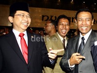 Ketua DPR RI Marzuki Alie (kiri) berbincang dengan Ketua Umum Partai Hanura Wiranto (kanan) dan Sekjen DPP M Romahurmuziy seusai pelantikan perggantian antar waktu anggota DPR RI. Lamhot/detikFoto.