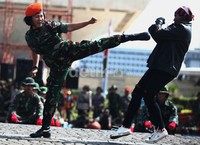 Mereka bereaksi dan melawan. Para Kartini ini mengeluarkan kemampuan beladiri mereka.