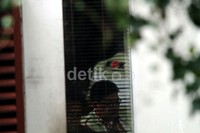 Lima petugas KPK melakukan penggeledahan. Lamhot Aritonang/detikFoto.