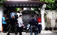 Sejumlah wartawan berusaha mengambil gambar dari luar gebang. Selain rumah mewah di Cipete, tempat lain yang digeledah yakni kantor Bappebti di Jalan Kramat Raya Nomor 172, Jakarta Pusat, dan sebuah apartemen di Senopati Tower. Lamhot Aritonang/detikFoto.     