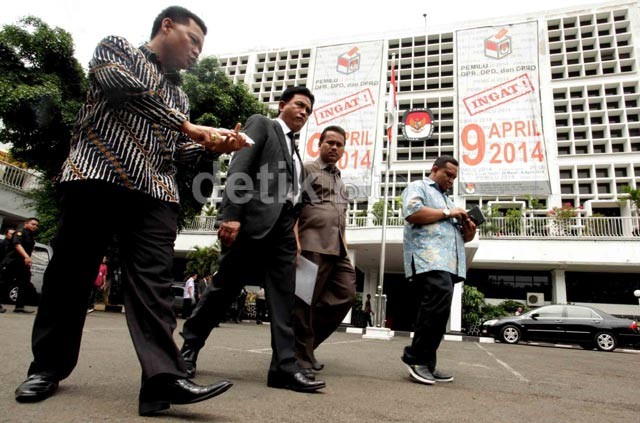 Yusril Pimpin Anggota DPRD Protes KPU