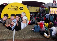 Beberapa dari mereka pun sudah datang dari tengah malam demi menyaksikan boyband pelantun 'Monster' itu.