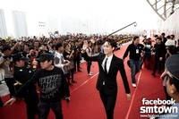 Kai melambaikan tangannya saat berjalan di red carpet. (SME)