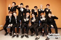 EXO-K dan EXO-M gagah dibalut setelan jas hitam. (SME)