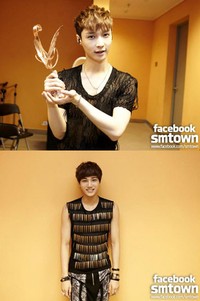     Yixing 'EXO-M' (atas) dengan bangga berpose dengan piala yang telah diraihnya. Kai 'EXO-K' (bawah) pun tersenyum manis. (SME)