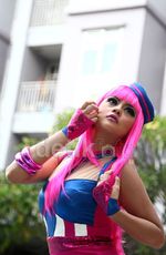 Pose Si Centil Jenita Janet di Kolam Renang