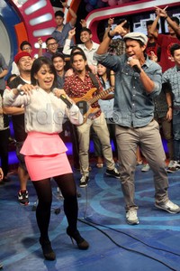 Aksi Maliq & D'Essentials menyanyikan lagu dangdut. Gus Mun/detikHOT.