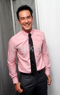 Gaya kantoran ala Daniel Mananta. (dok. detikHOT)