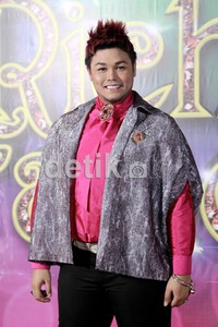 Ivan Gunawan tampil percaya diri dengan baju pink-nya. (dok. detikHOT)