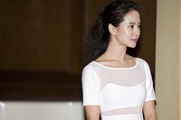 Ia menyentuh gayanya yang serba putih itu dengan bibir pink-nya. Reuters/TenAsia/Chae Ki-won.