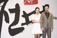 Song Ji Hyo dan Lee Dong Wook tampil serasi saat hadir di jumpa pers serial drama TV 'Heaven's Order' di Seoul. Reuters/TenAsia/Chae Ki-won.