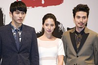 Seulong '2AM' juga turut hadir dan berfoto bersama Ji Hyo dan Dong Wook. Reuters/TenAsia/Chae Ki-won.