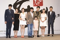 Para pemain serial drama TV 'Heaven's Order' berpose bersama. Reuters/TenAsia/Chae Ki-won.