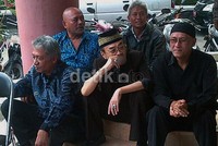 Sebatang rokok pun asyik dihisap oleh pria yang memiliki delapan istri itu.
