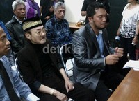 Pria asal Jombang itu ditemani murid setianya, Sigit Subangun dan pengacaranya, Ramdan Alamsyah.