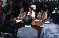 Dengan mengenakan jas berwarna coklat dan peci hitam, Subur langsung memasuki kantor Komnas HAM.
