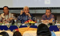 (Kiri-kanan) Pembantu Rektor I Universitas Udayana IKG Bendesa Made, Menteri Perekonomian Hatta Rajasa dan Kepala Pusat Studi Ekonomi dan Kebijakan Publik Universitas Gajah Mada A. Tony Prasetiantono saat memberi pemaparan. (Anjas)