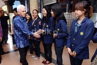 Hatta disambut mahasiswi Universitas Udayana sebelum menjadi pembicara Seminar Nasional kerjasama Prisma dan Garuda Indonesia bertema Kelas Menengah, Bisnis dan Politik di Universitas Udayana, Denpasar, Bali, Jumat.(19/4/13). (Anjas)