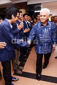Hatta disambut mahasiswi Universitas Udayana sebelum menjadi pembicara Seminar Nasional kerjasama Prisma dan Garuda Indonesia bertema Kelas Menengah, Bisnis dan Politik di Universitas Udayana, Denpasar, Bali. (Anjas).