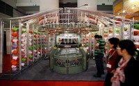 Para pengunjung tampak asyik menyaksikan mesin pemintal dalam pameran Indonesia International Textile and Garment Machinery and Accessories Exhibition (Indo InterTex), Kamis (18/4/2013) kemarin.