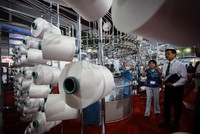 Para penjaga stand pun siap memberikan penjelasan kepada pengunjung tentang produk-produk mereka.