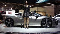 Honda NSX diakui sekelas dengan mobil sport asal Eropa. Mobil sport NSX diklaim menggunakan format Honda APED dalam pengembangannya dimana lebih baik untuk segala hal seperti mesin, dan transmisi.