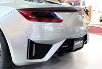 Honda menyakini NSX menggunakan mesin V6 3.0 liter yang mampu melontarkan tenaga 280 Hp. Mesin itu akan dikawinkan dengan sistem hybrid sport Honda yang dinamai Sport Hybrid SH-AWD (Super Handling All-Wheel Drive) dengan 2 unit motor listrik.