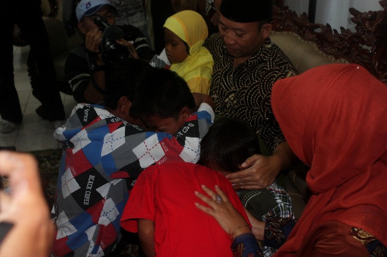 6 Bulan Menanti, Akhirnya Tasripin dan Ketiga Adiknya Bertemu Sang Ayah 6 Bulan Menanti, Akhirnya Tasripin dan Ketiga Adiknya Bertemu Sang Ayah