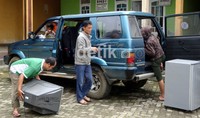 Tampak Warga mengevakuasi harta benda mereka.Arbi Anugrah/detikFoto.