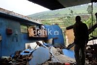 Sementara itu, ratusan bangunan rusak ringan dan berat sementara korban luka akibat tertimpa banguan dilarikan ke Rumah Sakit di Kabupaten Banyumas. Arbi Anugrah/detikFoto.