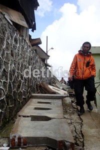 Tampak petugas berpatroli di pemukiman warga yang ditinggal mengungsi. Arbi Anugrah/detikFoto.