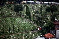 Baik dengan cara menerapkan sistem tumpang dan penggunaan kembali makam kadaluarsa maupun pemulangan jenazah ke kampung halaman, jika bukan warga DKI Jakarta.