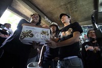 Slank tak lupa memberikan bekal untuk para aktivis dari ProFauna secara simbolik dengan mneyerahkan sekardus kopi label Slank.