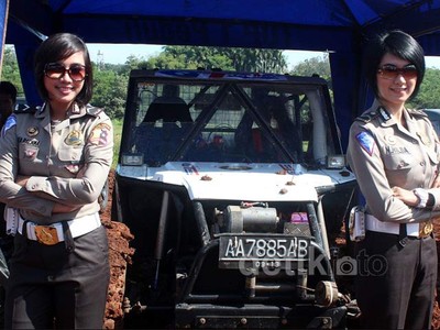2 Polwan Cicipi Medan Off Road