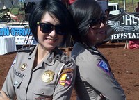Kedua Polwan tersebut adalah Bripda Normala Hilda (kiri) dan Bripda Eka Rachman.
