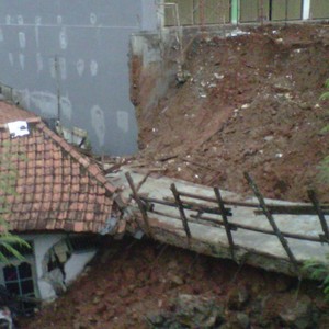 Longsoran Tanah Pembangunan Ruko di Depok Hancurkan 1 Rumah